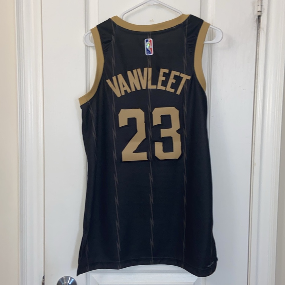 Size medium Authentic - Picture 2 of 2